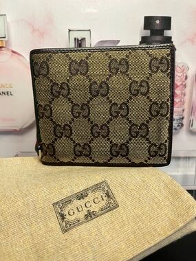 GUCCI MEN ; canvas wallet . (Brown) Excellent Condition. No callouts pre-loved.